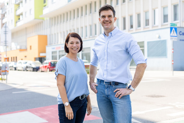 Andreas Kauba und Cornelia Girmindl, das neue Geschäftsführungsteam von HABIT, stehen an einer Straßenecke.