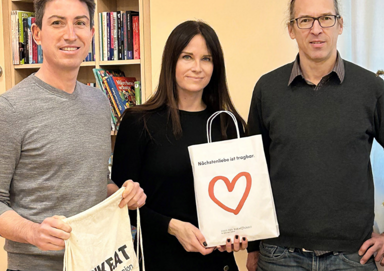 Spendenübergabe mit Florian Binder (PBike), Maria Hämmerle (HB) und Gerhard Radlinger Spendenübergabe mit Florian Binder (PBike), Maria Hämmerle (HB) und Gerhard Radlinger