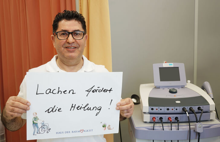 Birkent Zeynel hält das Schild hoch.