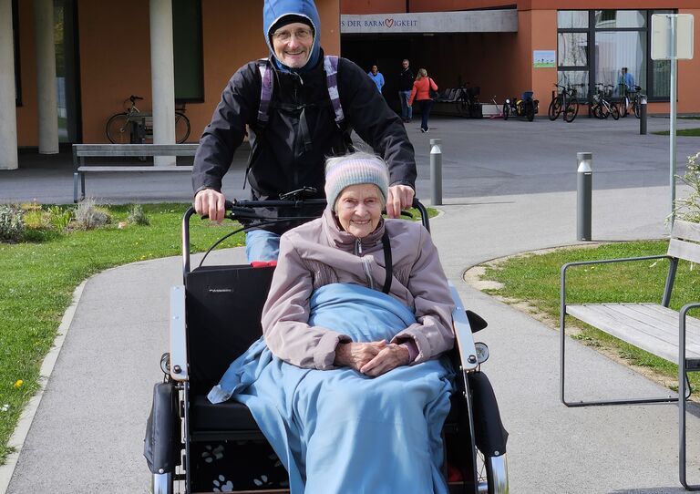 Mehr Mobilität im Alter: Rikscha-Fahrten im Stadtheim Wiener Neustadt Mehr Mobilität im Alter: Rikscha-Fahrten im Stadtheim Wiener Neustadt