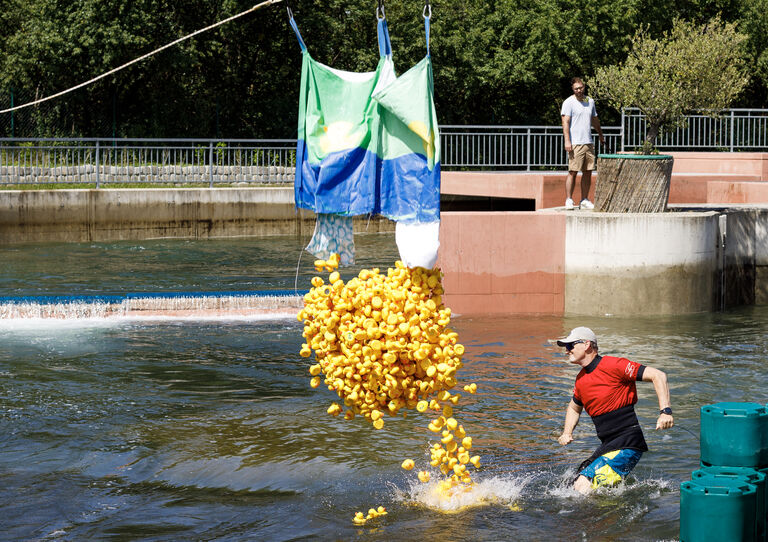 Beim jährlichen Rotary Duckrace werden mit jedem Enten-Los soziale Projekte unterstützt – so auch unsere Arbeit bei HABIT! Beim jährlichen Rotary Duckrace werden mit jedem Enten-Los soziale Projekte unterstützt – so auch unsere Arbeit bei HABIT!