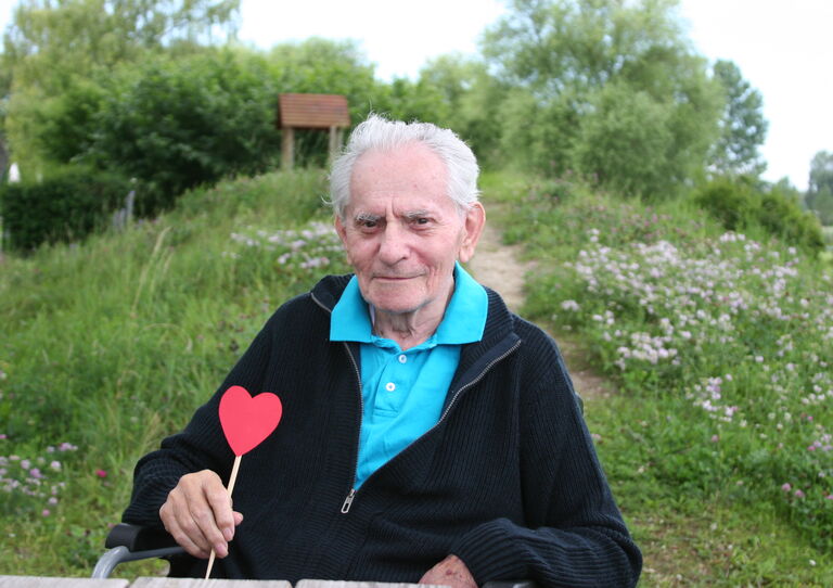 Bewohner Christoph hält ein Herz in der Hand.