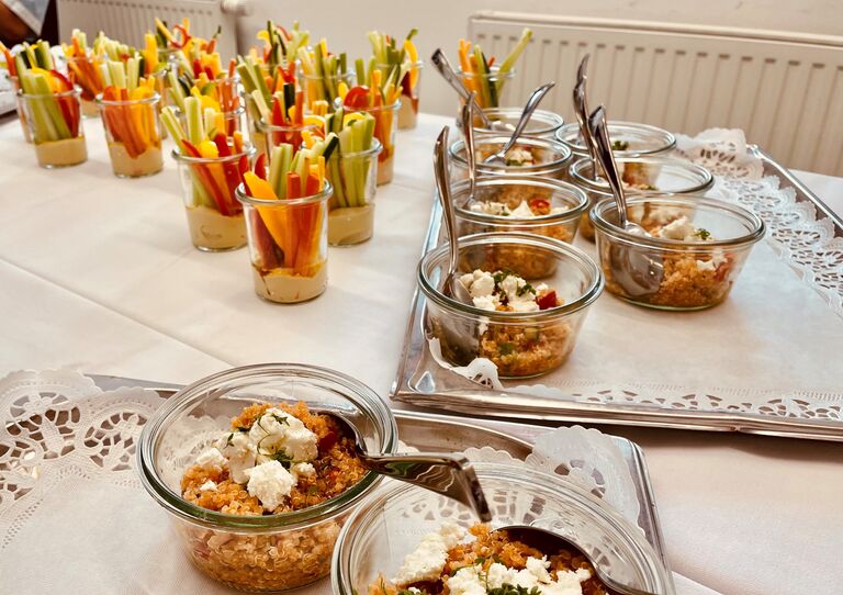 Eine Großaufnahme vom Buffet mit gesunden Speisen