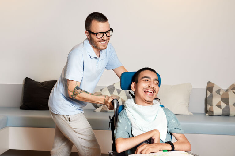 HABIT-Mitarbeiter mit Kunde im Rollstuhl