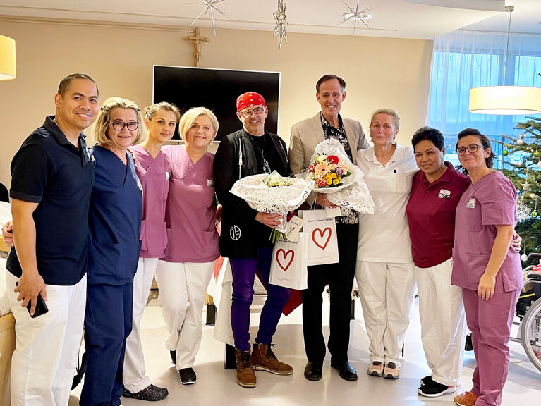 Sänger René Rumpold und Pianist Axel Ramerseder mit Pfleger*innen der Multiple Sklerose-Station Lazarus im Haus der Barmherzigkeit Pflegekrankenhaus Seeböckgasse
