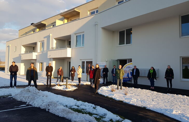 Außenaufnahme vom neuen Betreuten Wohnen am Gelände des Clementinums in Kirchstetten. Darauf zu sehen sind einige Kolleg*innen aus dem HB sowie der Neuen Heimat Österreich.