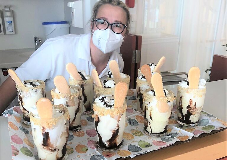 Eine Stationsleiterin mit besonderem Dessert.