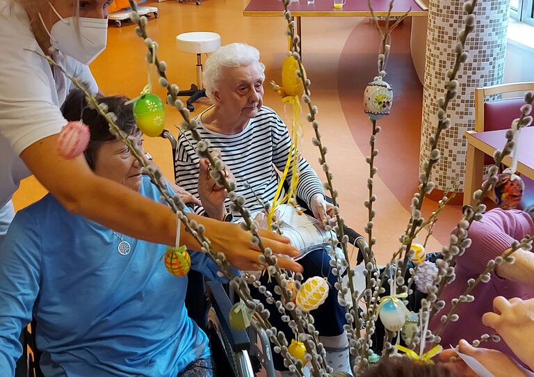 Alle dekorieren gemeinsam den Strauch.