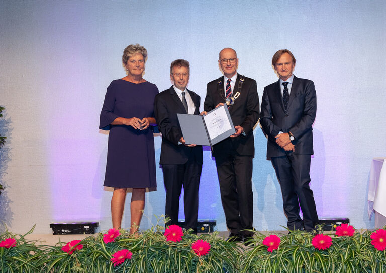 v.l.n.r. Michaela Pinter, Vorsitzende des Senats der Universität, Christpoh Gisinger, HB Institutsdirektor, Rektor Mag. Friedrich Faulhammer und Stefan Nehrer, Dekan der Fakultät für Gesundheit und Medizin