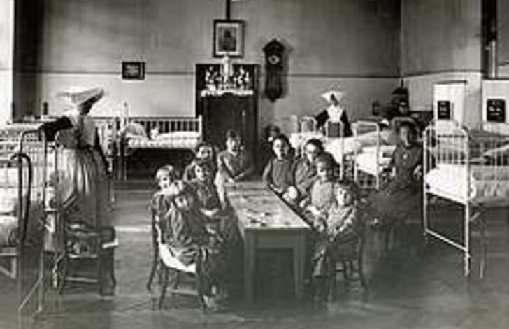 Ein historisches Mädchenzimmer.