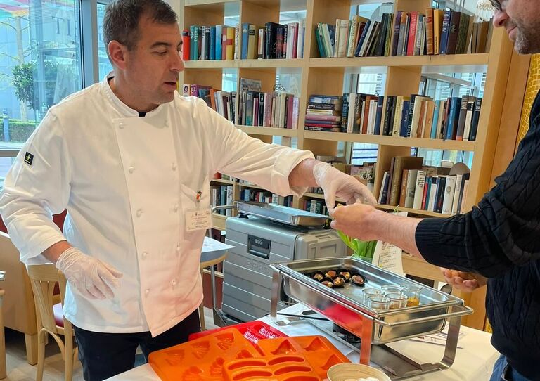 Unter dem Tagesmotto "Sanfter Genuss: Schlucksicherheit" klärt Michael Buchegger über Dysphagiekost auf