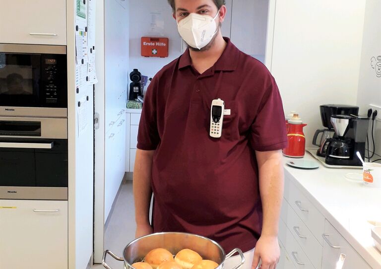 Philipp, ein gelernter Bäcker, bäckt die Krapfen in heißem Fett.