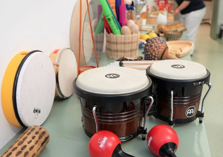 Verschiedene Musikinstrumente, die am Aktionstag ausprobiert werden konnten.