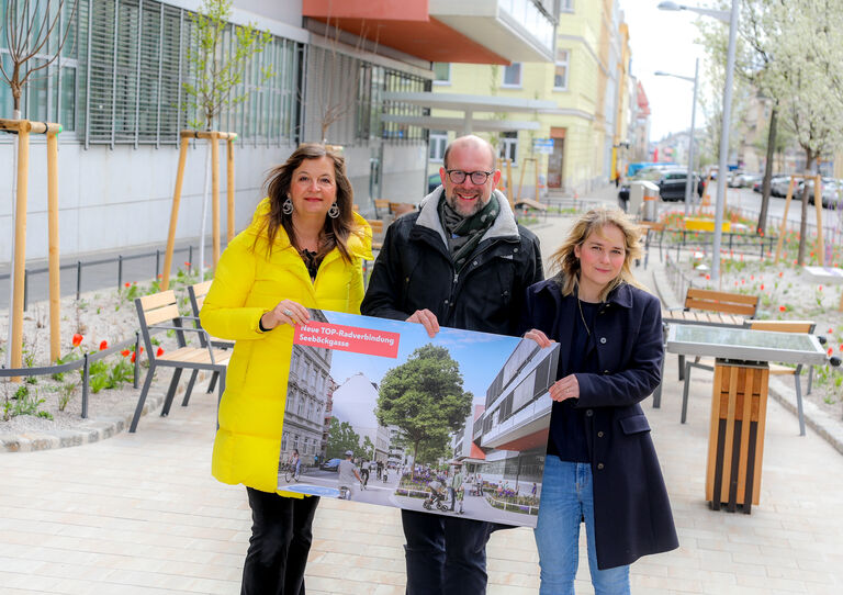 vlnr.: Mobilitätsstadträtin Ulli Sima, Geschäftsführer der HB Pflegeeinrichtungen Wien Harald Sidak, Bezirksvorsteherin des 16. Bezirks Stefanie Lamp │ Foto: Christian Fürthner vlnr.: Mobilitätsstadträtin Ulli Sima, Geschäftsführer der HB Pflegeeinrichtungen Wien Harald Sidak, Bezirksvorsteherin des 16. Bezirks Stefanie Lamp │ Foto: Christian Fürthner