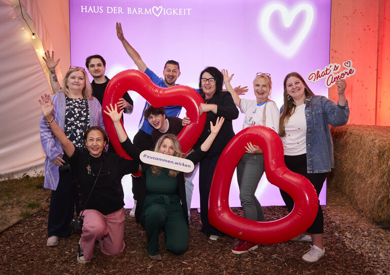 Am 10. Juni wurde beim Mitarbeiter:innen-Sommerfest des Haus der Barmherzigkeit unter dem Motto "That's Amore! Viva la Vita" in Meinls Rösthalle gefeiert Am 10. Juni wurde beim Mitarbeiter:innen-Sommerfest des Haus der Barmherzigkeit unter dem Motto "That's Amore! Viva la Vita" in Meinls Rösthalle gefeiert