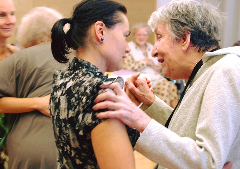 Eine Bewohnerin tanzt mit einer jungen Dame beim Demenz-Tanzcafe.