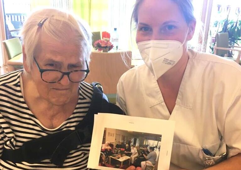 Praktikantin mit Bewohnerin und gemeinsamen Bild.