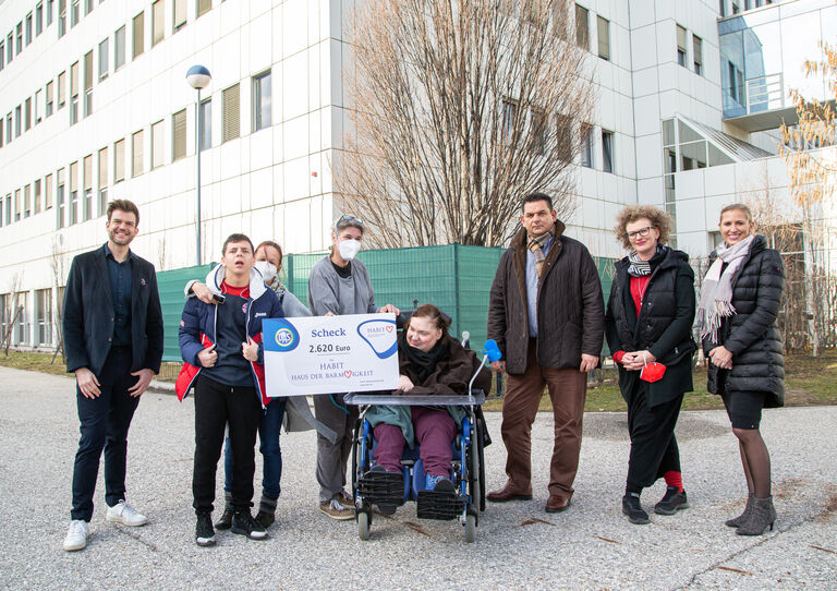 vlnr.: Andreas Kauba (HABIT Geschäftsführer), Daniela Krammer (Betriebsstellenleiterin HABIT ZAB), Kund*innen des HABIT ZAB, Christoph Pongratz (D.A.S. Leitung Marketing & Kommunikation), Sandra Scholz (D.A.S. Vorstandssekretariat), Julia Menzl (D.A.S. PR-Medien/Kommunikation)