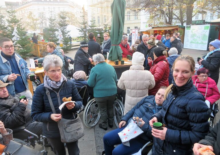 Die Bewohner*innen am Christkindlmarkt.
