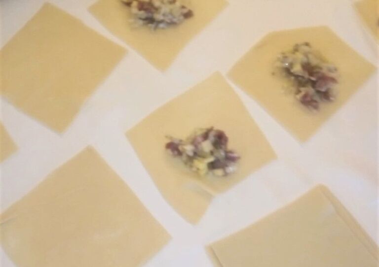 Die Teigtaschen werden befüllt.