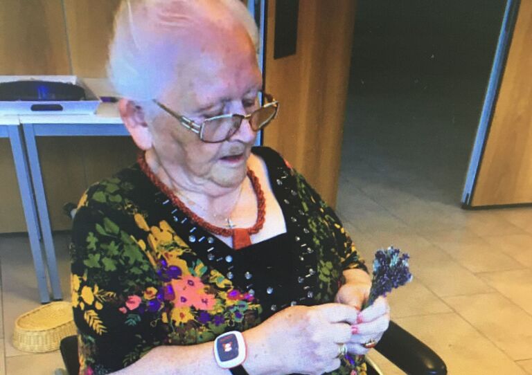 Eine Bewohnerin bindet Lavendelbüschel.