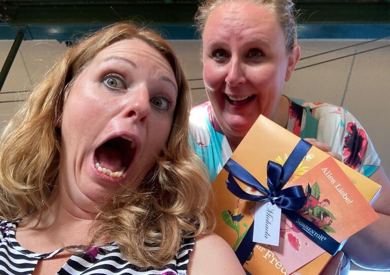 Zwei Kolleginnen lachen miteinander