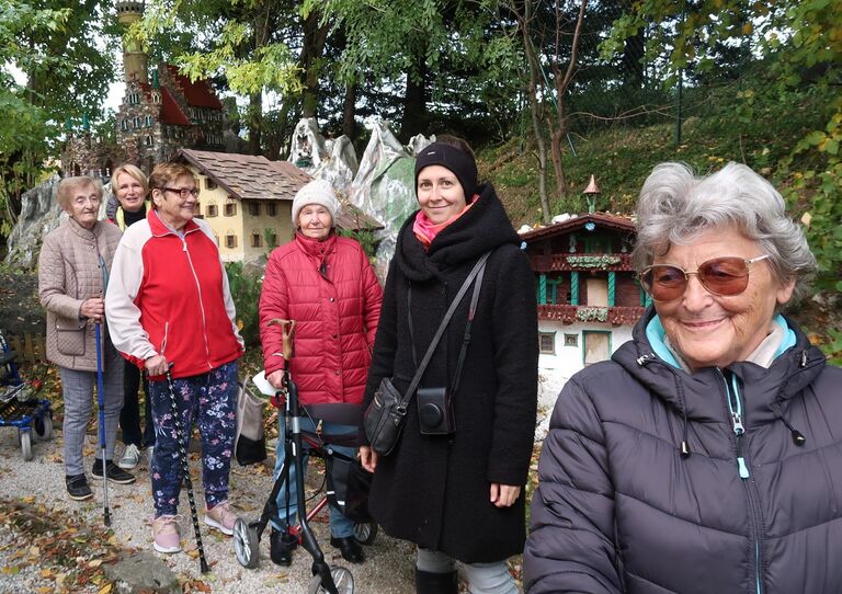 Die Bewohner*innen und ihre Seniorenbetreuerin posieren für ein Gruppenbild.