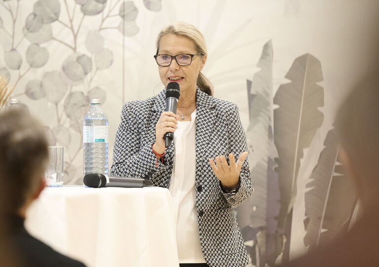 Monika Badilla, stv. Geschäftsführerin und Leiterin Strategie Pflege und Betreuung im Fonds Soziales Wien, bei der Eröffnung von Hospiz Camillus am 10.12.2025 Monika Badilla, stv. Geschäftsführerin und Leiterin Strategie Pflege und Betreuung im Fonds Soziales Wien, bei der Eröffnung von Hospiz Camillus am 10.12.2025