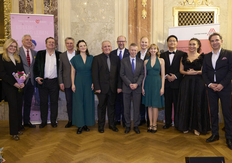 vlnr.: Monica Rintersbacher, Peter Edelmann, Sebastian Holecek, Paul-Armin Edelmann, Belén Edelmann, Manfred Schiebel, Harald Sidak, Christoph Gisinger, Julian Weninger, Lena Prokop, Jiayu Li, Margarita Gritskova, Christopher Hinterhuber vlnr.: Monica Rintersbacher, Peter Edelmann, Sebastian Holecek, Paul-Armin Edelmann, Belén Edelmann, Manfred Schiebel, Harald Sidak, Christoph Gisinger, Julian Weninger, Lena Prokop, Jiayu Li, Margarita Gritskova, Christopher Hinterhuber