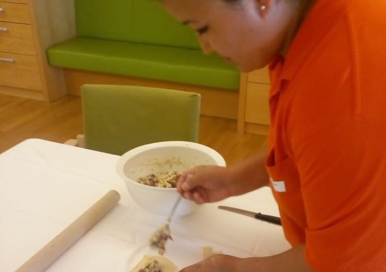 Aizhan befüllt die Teigtaschen.