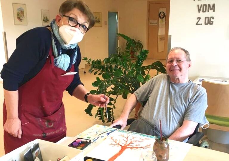 Silvia Edinger malt mit Bewohner*innen im Stephansheim.