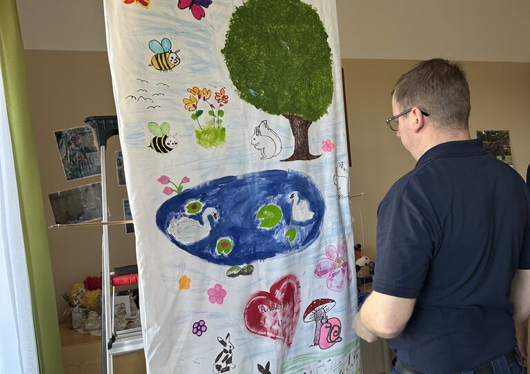 Unsere HB Haustechnik half dabei, das Kunstwerk an der Zimmerdecke anzubringen