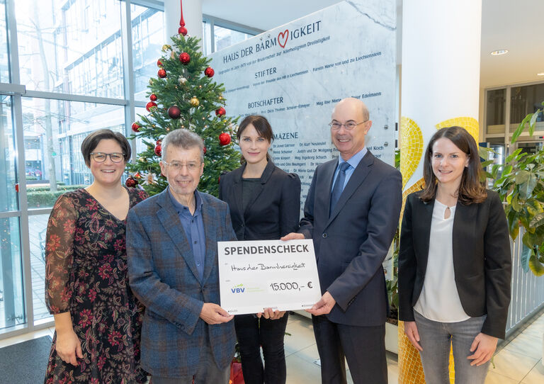 Spendenübergabe mit der VBV-Pensionskasse, vlnr.: Magdalena Schluckhuber (VBV), Christoph Gisinger (HB), Maria Hämmerle (HB), Günther Schiendl (VBV), Scilla Pölzl (HB) | Foto: APA/Tanzer Spendenübergabe mit der VBV-Pensionskasse, vlnr.: Magdalena Schluckhuber (VBV), Christoph Gisinger (HB), Maria Hämmerle (HB), Günther Schiendl (VBV), Scilla Pölzl (HB) | Foto: APA/Tanzer