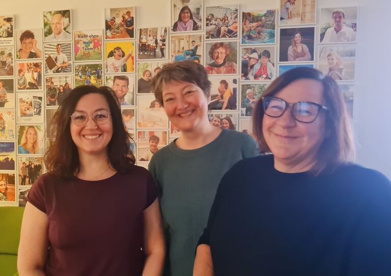 vlnr.: Daniela Hörnig, Irene Luftensteiner und Marcella Wirthel übernehmen zukünftig die Leitung der Bereiche Wohnen, Tagesstruktur und die Mobile Begleitung. vlnr.: Daniela Hörnig, Irene Luftensteiner und Marcella Wirthel übernehmen zukünftig die Leitung der Bereiche Wohnen, Tagesstruktur und die Mobile Begleitung.