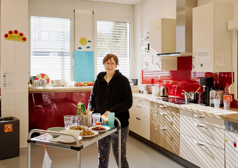 BTZ Maria-Rekker-Gasse: Küche, in der eine Kundin steht und einen Essenswagen schiebt. 