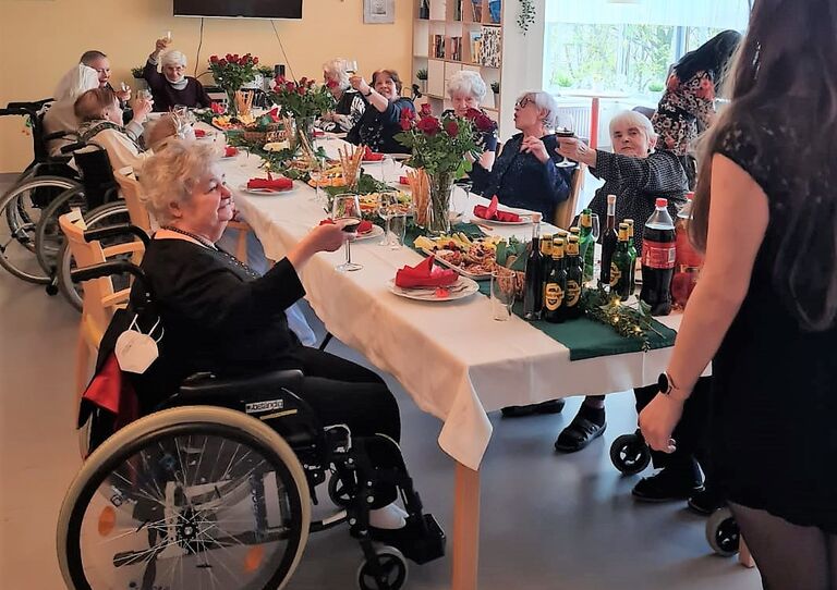 Alle Bewohnerinnen am Tisch.