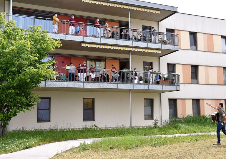 Marcus Bittner mit Ziehharmonika vor dem Eingang des Urbanusheims.