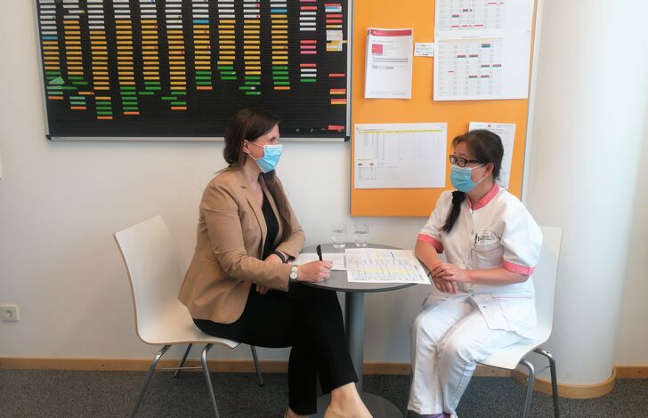 Pflegedirektorin Friederike Skopek-Johnson und Stationsleiterin Huimin Ruan, HB Tokiostraße.