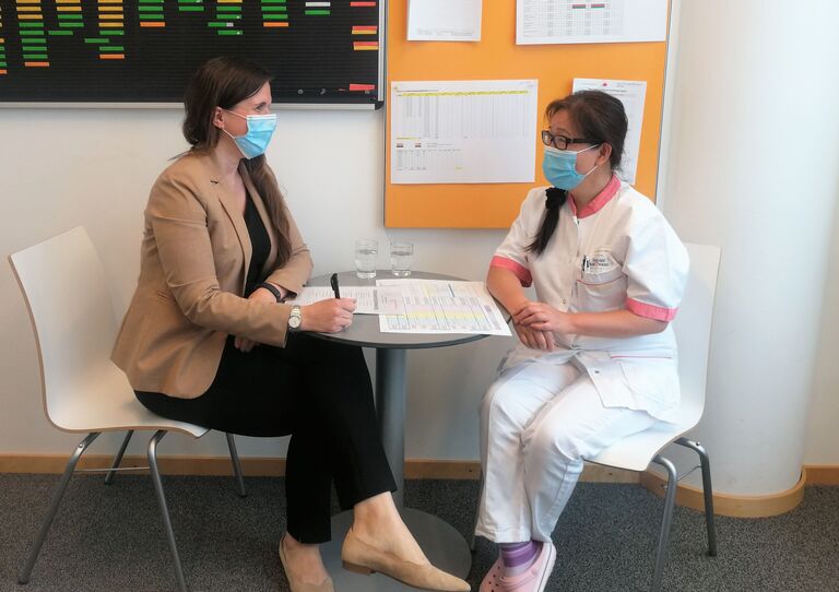 Pflegedirektorin Friederike Skopek-Johnson und Stationsleiterin Huimin Ruan, HB Tokiostraße.