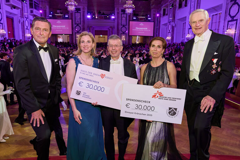 Übergabe der Spende im Zuge des 103. Elmayer Kränzchens