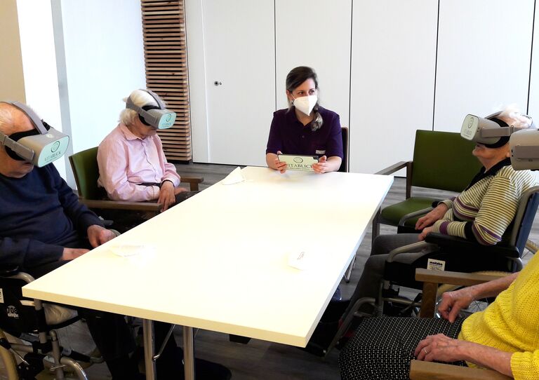 Mehrere Bewohner*innen mit der virtuellen Brille