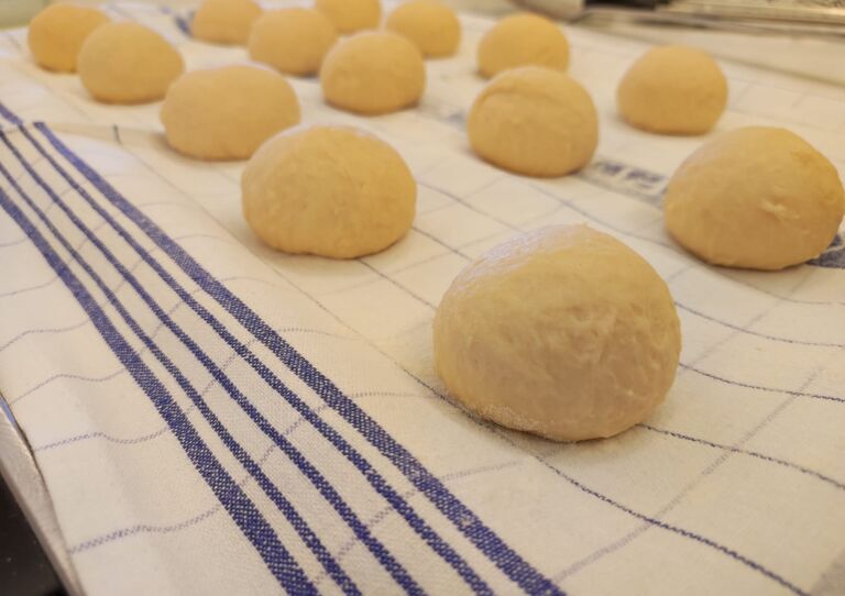 Die Krapfen (Teig) noch nicht gebacken