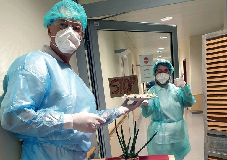 Zwei Mitarbeiter freuen sich über die Palatschinken.