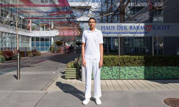 Zivildiener Seth Skopek vor dem HB Seeböckgasse.