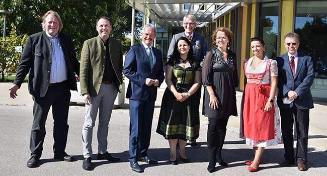 vlnr.: Bernd Kolo (Pfarrer), Gregor Kopa (Heimleiter), Karl Wilfing (Landtagspräsident), Tanja Glander (Pflegedienstleitung), Josef Fürst (Vizebürgermeister Poysdorf), Teschl-Hofmeister (Landesrätin), Renate Kraus (Geschäftsführerin), Christoph Gisinger (Institutsdirektor Haus der Barmherzigkeit)