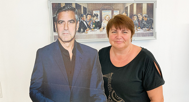 Gorica Popovic und ein Pappaufsteller des Schauspielers George Clooney